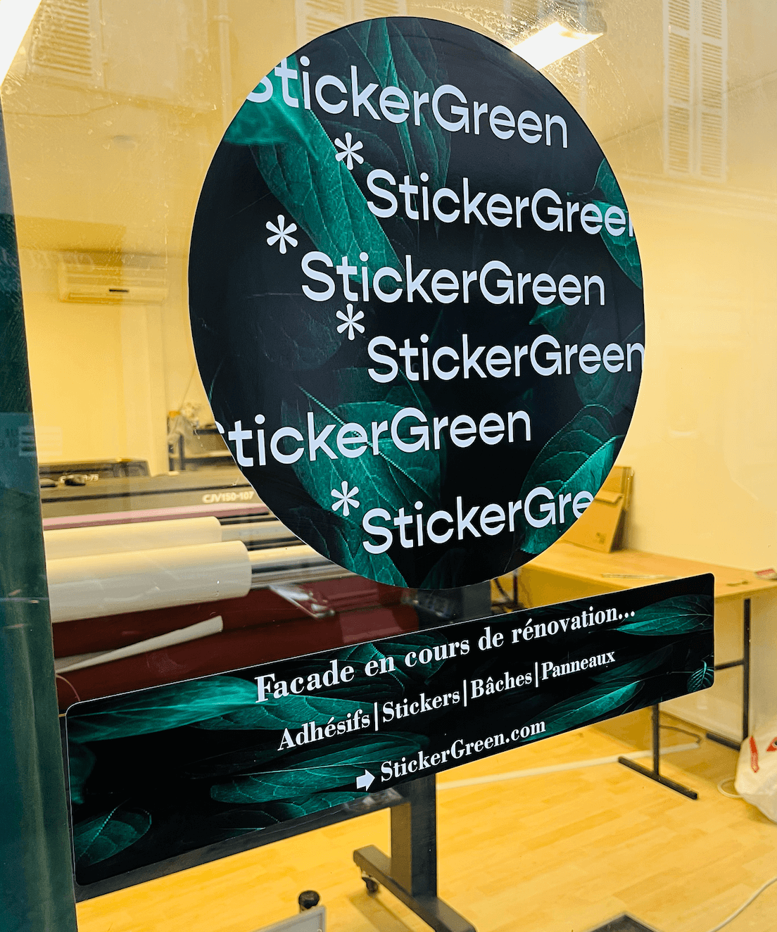 Image 2 : Stickers XXL personnalisés, vinyle durable et recyclable, résistant à l’eau et aux rayures, longue durée.