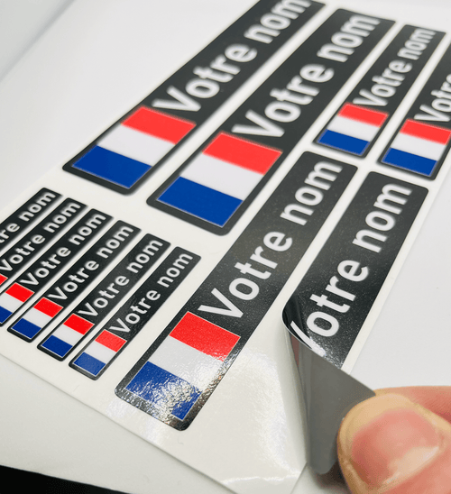 décollage d'un sticker pour vélo avec le drapeau