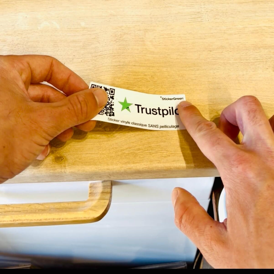 Photo montrant la pose d'un sticker en commençant par un coin