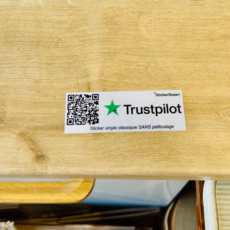 Image illustrant un sticker posé sur une table avec un pelage.