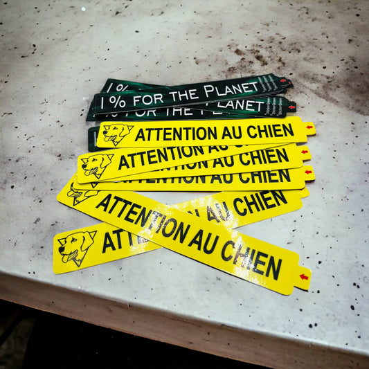 Image 2 : Stickers pare-chocs personnalisés, vinyle durable et résistant aux intempéries, idéal pour usage extérieur.