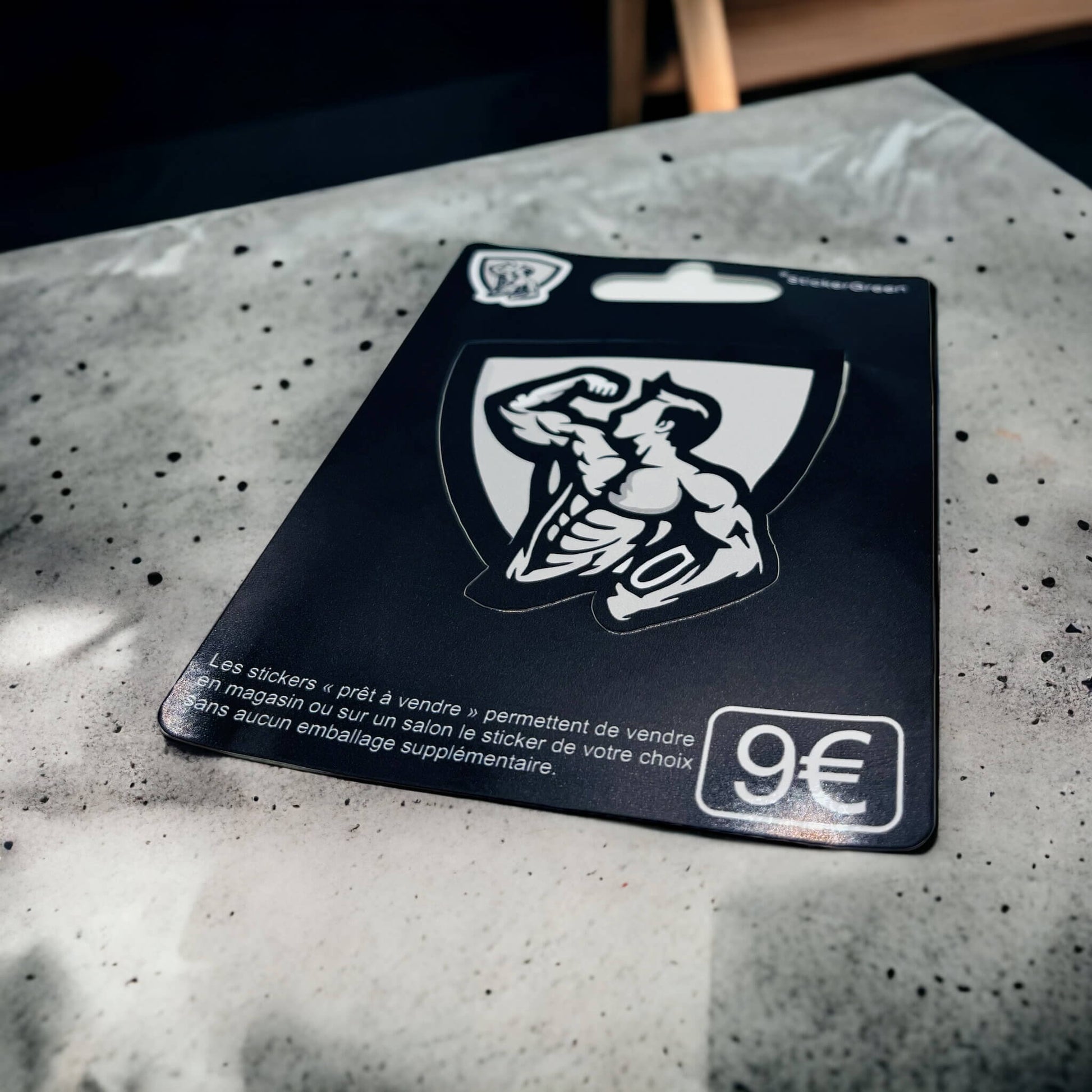 Image 4 : Stickers personnalisés prêts à vendre, résistants aux UV et à l’eau, vinyle durable et recyclable, production locale.