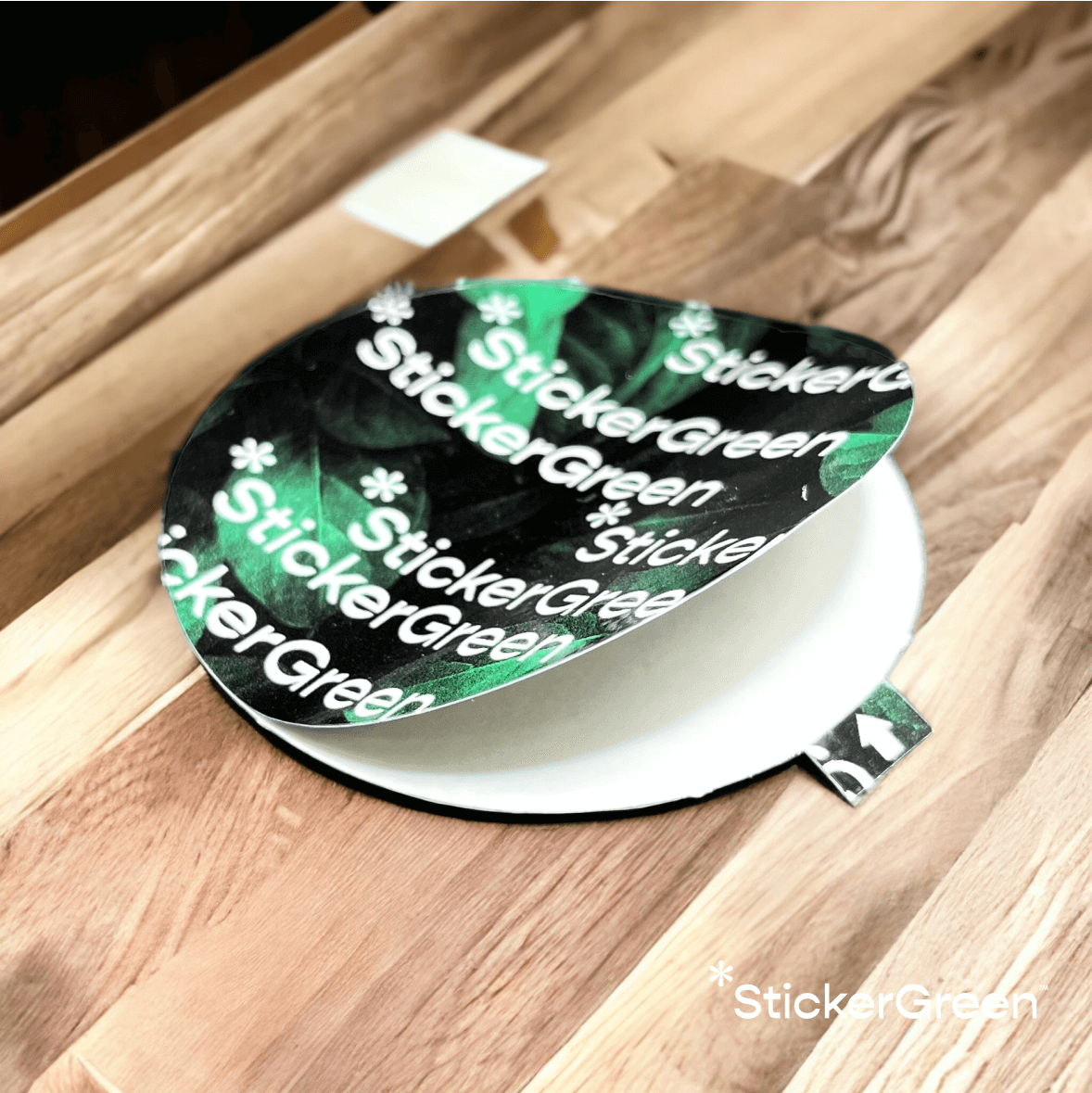 Image 4 : Stickers ronds personnalisés, résistants aux intempéries, fabriqués en vinyle recyclable, durable et écologique.