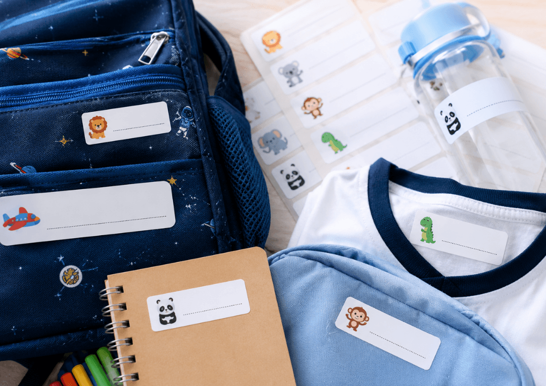 Étiquette prénom enfant résistante au lavage sur un vêtement scolaire