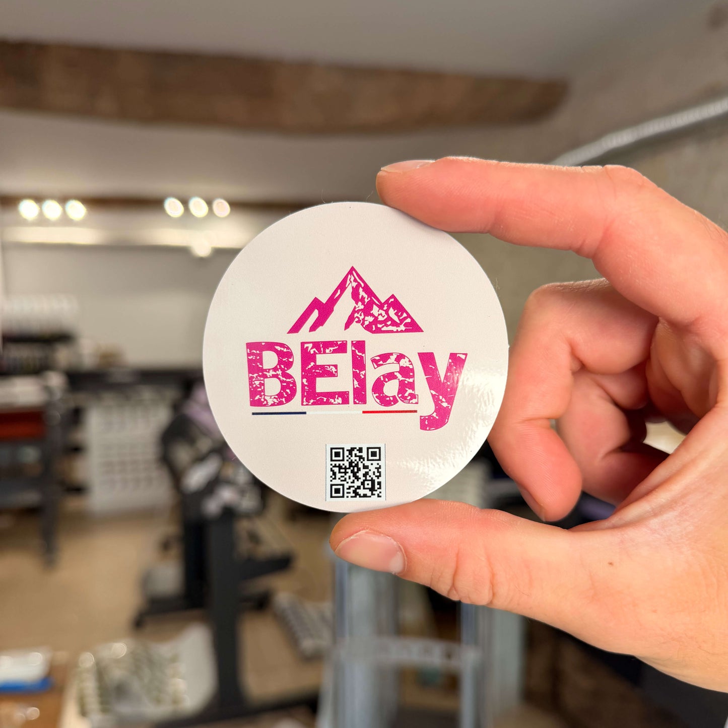 Autocollant rond dans l'atelier de StickerGreen fabricant de Stickers personnalisés.