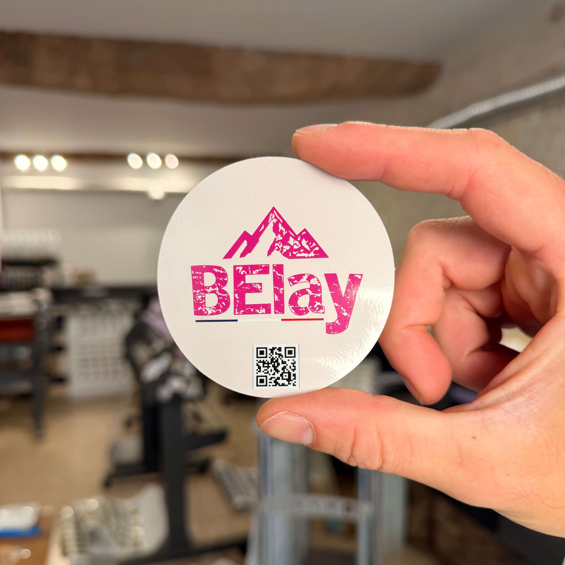 Autocollant rond dans l'atelier de StickerGreen fabricant de Stickers personnalisés.