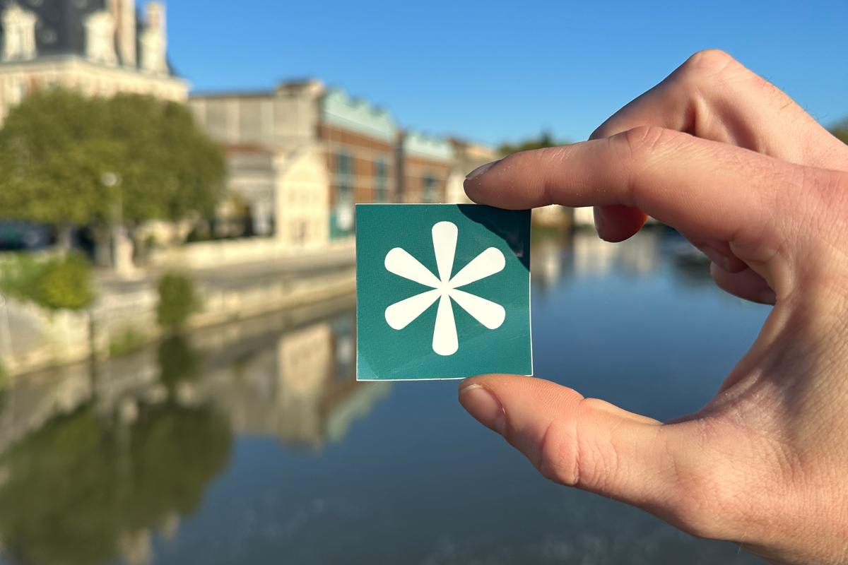 sticker personnalisé en main