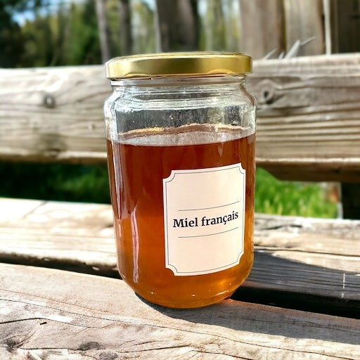 étiquette personnalisé pour bocaux en verre collée sur un pot de miel