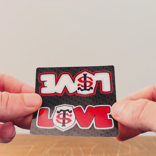 Petite planche de stickers montrant le détachement des logos avec simplicité