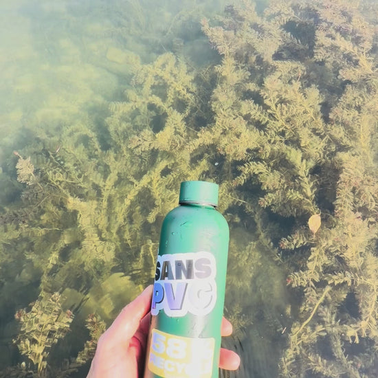 Gourde plongée dans de l'eau pour montrer la résistance à l'eau imperméable et le waterproof dans autocollant