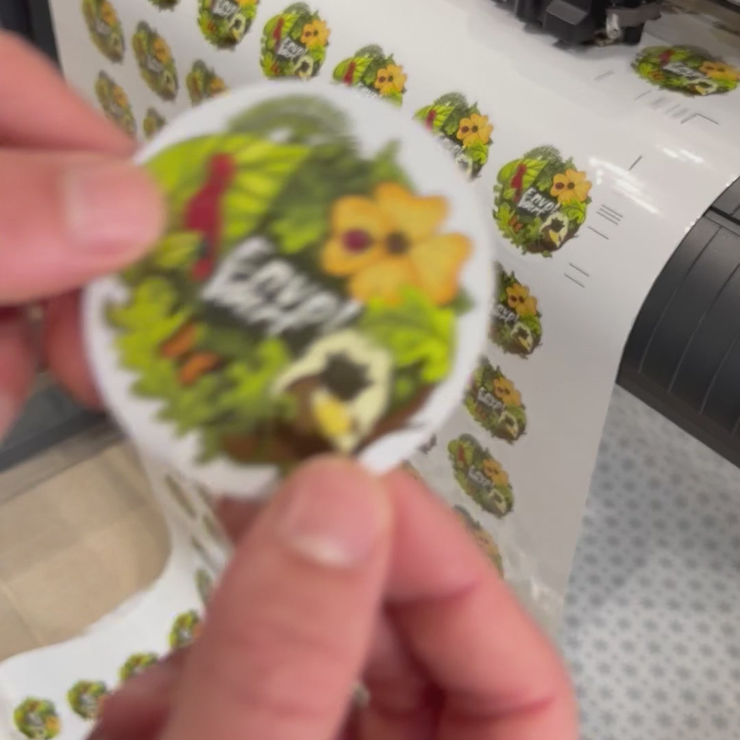 Vidéo en gros plan montrant le décollage d'un sticker rond personnalisé éco-responsable
