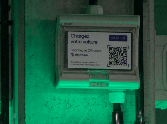 Sticker rectangulaire avec un QR Code pour recharger une voiture électrique