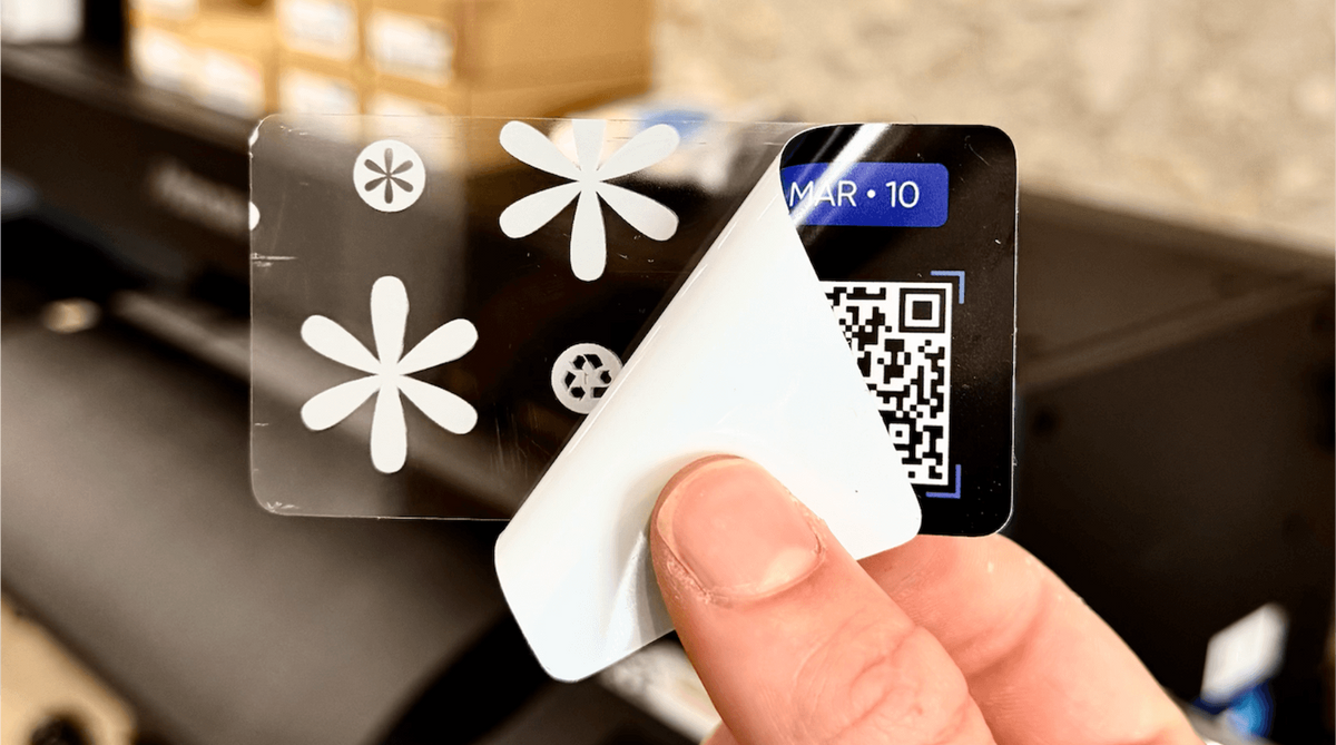 Charger la vidéo : Cette vidéo à pour objectif d'expliquer comment peler un sticker personnalisé de StickerGreen. Nos stickers sont fabriqués différemment : notre vinyle recyclé n'a pas tout à fait le même dos que les stickers classiques. Résultat, le pellage se fait un peu différemment aussi. Suivez ces quelques étapes pour un résultat sans parfait.