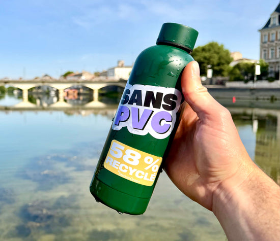 Gourde en main mouillé pour montrer que les stickers résistent à l'eau