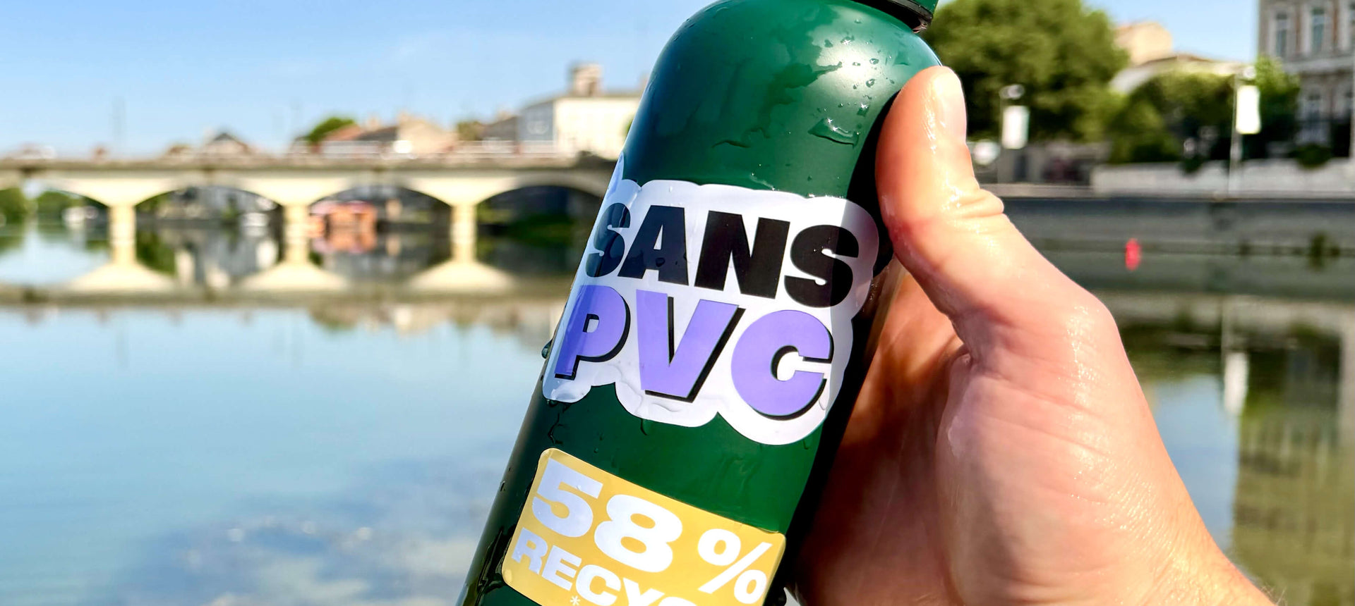 Charger la vidéo : StickerGreen lance un nouveau vinyle rPET recyclé à 58%, quasi-monomatière, qui remplace enfin le PVC sans compromis sur la durabilité ni la qualité d’impression. Ce complexe PET/rPET pelliculé offre une finition brillante, une épaisseur d’environ 150 µm et une résistance extérieure de 7 ans, équivalente à un PVC premium laminé.