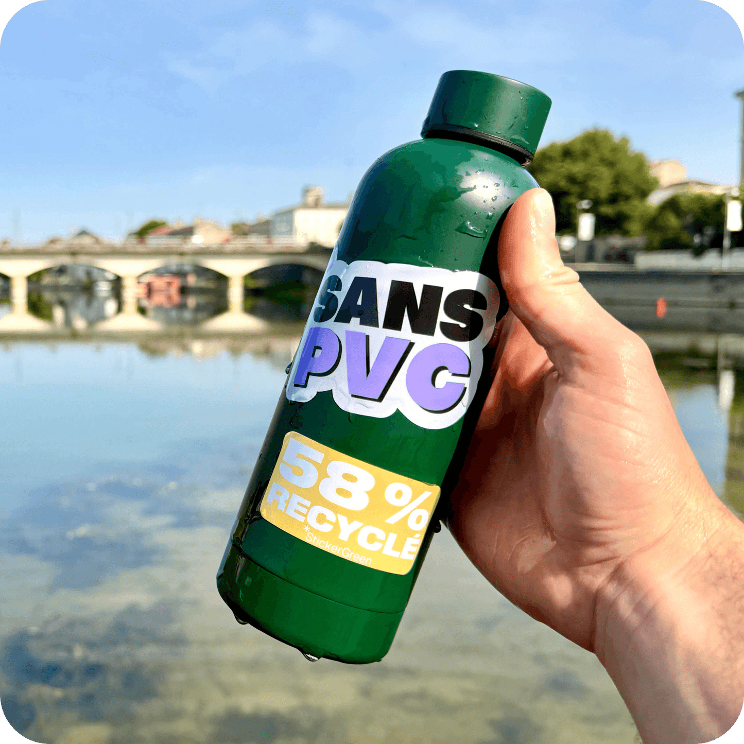 gourde mouillé par l'eau avec des stickers collés