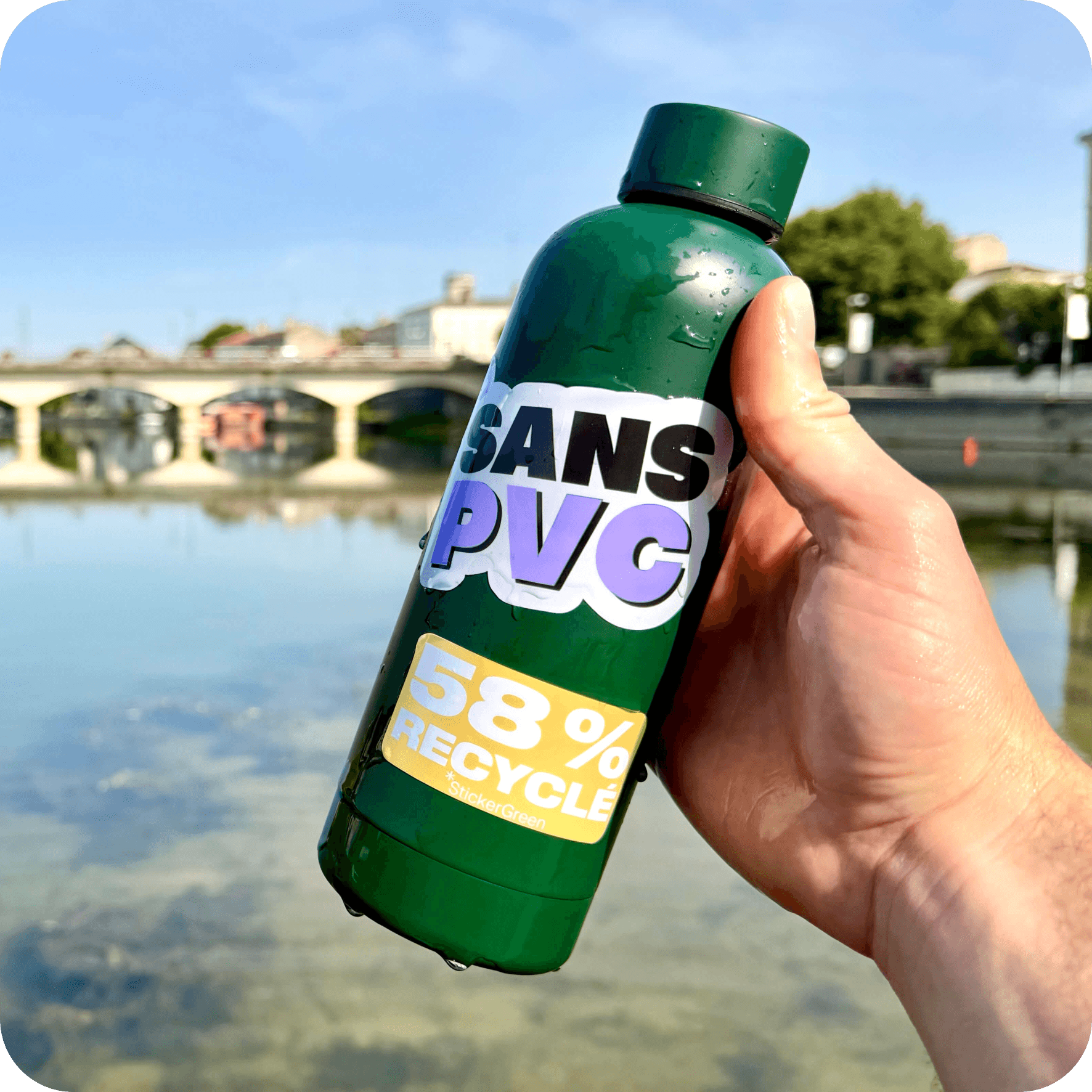gourde mouillé par l'eau avec des stickers collés