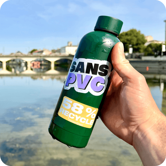 gourde mouillé par l'eau avec des stickers collés