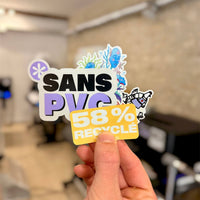 sticker personnalisé en main dans l'imprimerie de StickerGreen